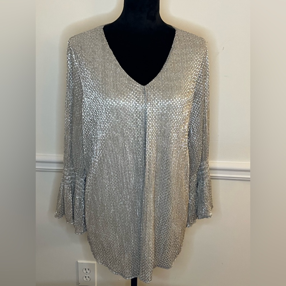 Alfani Women’s V-Neck Metallic Bell Sleeve Pullover Blouse. Medium.